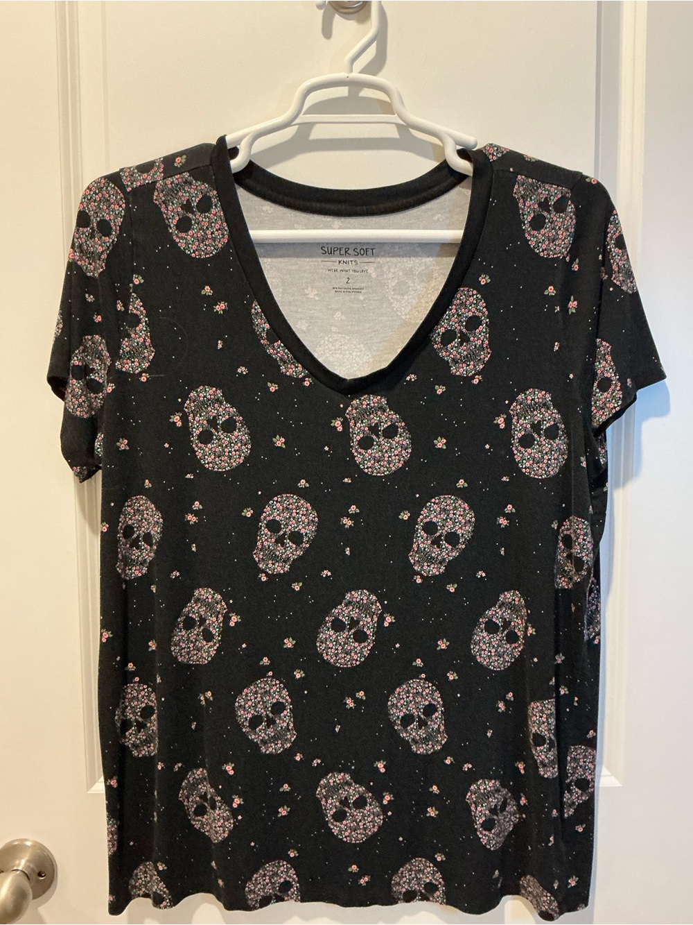 torrid Black V‑Neck Short Sleeve Top with Pink Floral Skull Print